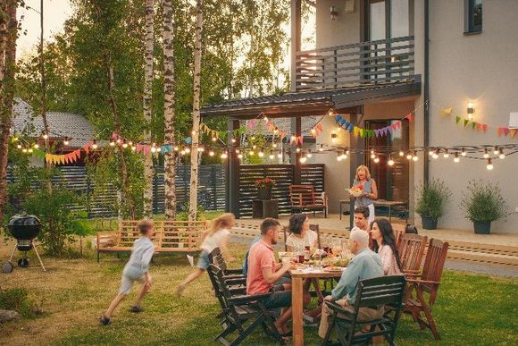 Familie isst im Garten